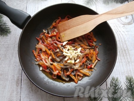 Сюда же добавить нарезанный соломкой зубчик чеснока.