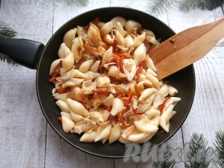 Перемешать, прогреть на минимальном огне пару минут, добавить в сковороду отваренные макароны. Посыпать блюдо чёрным молотым перцем и молотым перцем чили по вкусу, перемешать. Соль здесь не нужна, соевый соус достаточно солёный. Подержать сковороду на небольшом огне, иногда помешивая, 2-3 минуты, чтобы макароны хорошо прогрелись, и снять с огня.