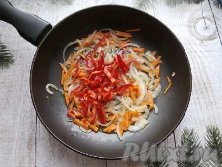 Овощи немного обжарить (примерно, 1-2 минуты) на среднем огне, помешивая, затем добавить очищенный от семян и нарезанный соломкой сладкий перец.