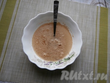 Всыпать сухие дрожжи.