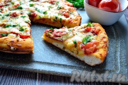 А вот как выглядит в разрезе кусочек этой пиццы. Угощайтесь!