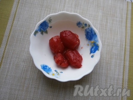 Солёные помидоры очистить от кожицы.