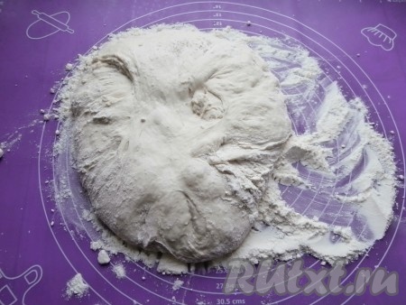 На поверхность стола насыпать 100-120 грамм муки, выложить жидкое тесто, будет видно, что оно "дышит", пузырьки будут практически по всему тесту.