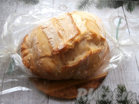 Выпекать хлебушек в разогретой духовке при температуре 180 градусов 40 минут, затем температуру поднять до 220 градусов и печь ещё 10 минут. После того как хлеб достанете из духовки, рукав нужно разрезать и хлеб освободить.