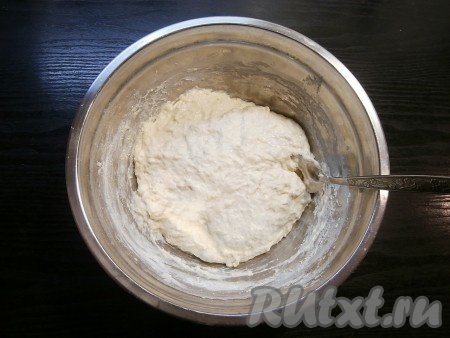 Тесто должно получиться чуть гуще, чем тесто на оладьи. Миску прикрыть плёнкой и оставить при комнатной температуре на 2 часа. За это время тесто поднимется, на сколько - зависит от окружающей температуры. Затем тесто поместить в холодильник на ночь (до утра).