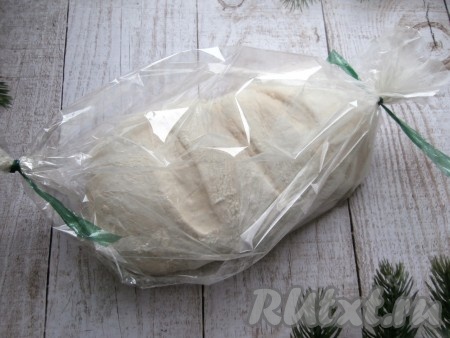 Аккуратно заготовку хлеба поместить в рукав для запекания швом вниз, сделать сверху на хлебе глубокие надрезы, немного присыпать мукой. Края рукава тщательно перевязать. Переложить хлеб в рукаве на противень (или в форму для запекания) и оставить в тёплом месте на 30 минут.