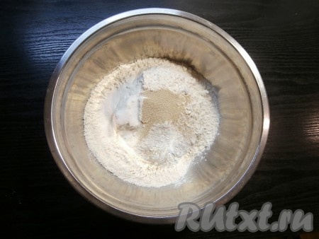 Замес теста лучше всего сделать с вечера. Итак, вечером нужно в миску всыпать просеянные 450 грамм муки, добавить соль и сухие дрожжи.