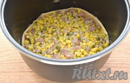 Ровным слоем распределяем картофельно-куриную начинку.

