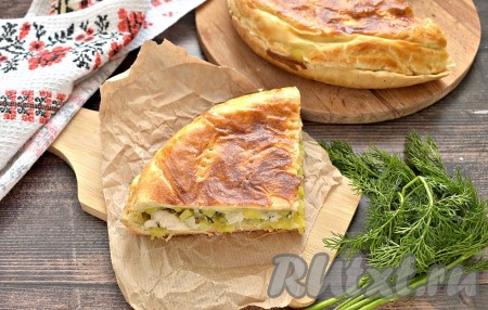 Курник, приготовленный из слоёного теста с начинкой из картошки и курицы, мне больше всего нравится в тёплом виде. В остывшем виде пирог тоже хорош.
