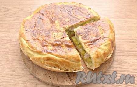 Курник после звукового сигнала достаём из чаши мультиварки, немного остужаем, разрезаем на части и подаём к столу.

