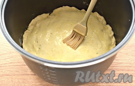 Взбиваем яйцо и смазываем им поверхность пирога.

