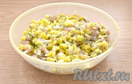 Содержимое миски по вкусу солим, перчим, хорошо перемешиваем и начинка для курника готова.