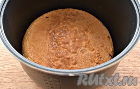 Закрываем мультиварку крышкой. Включаем программу «Выпечка». Время устанавливаем на 1 час 20 минут. За 20 минут до окончания программы мультиварку нужно открыть, курник аккуратно перевернуть. Закрываем вновь крышку и продолжаем выпекать до звукового сигнала.