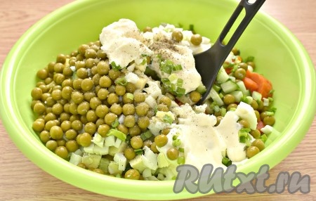 Заправляем майонезом, по вкусу солим и перчим.