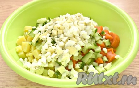 Сюда же выкладываем и яйца, нарезанные на небольшие кубики.