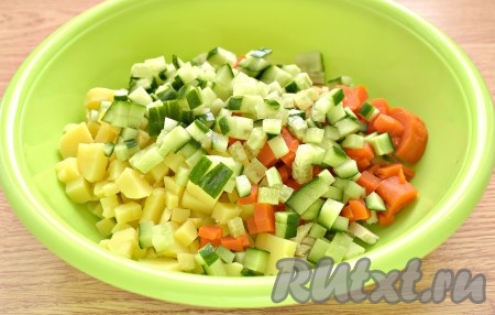 Тщательно промываем свежий огурец, срезаем кончики. Нарезаем огурчик на мелкие кубики, добавляем в миску к остальным ингредиентам.