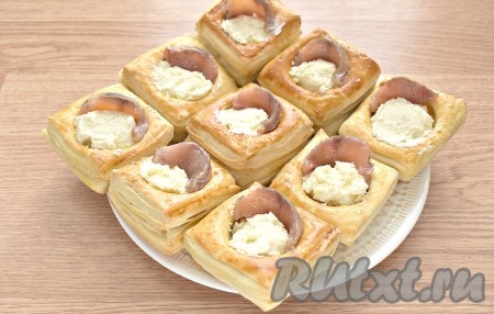 Творожный сыр дополняем ломтиком горбуши.