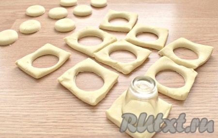 На оставшихся девяти заготовках делаем в середине круглые отверстия маленькой рюмкой.