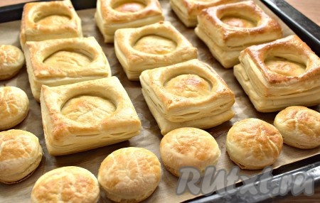 Ставим противень в разогретую до 190 градусов духовку на 25 минут. Вот такие тарталетки получились и маленькие слойки для перекуса.