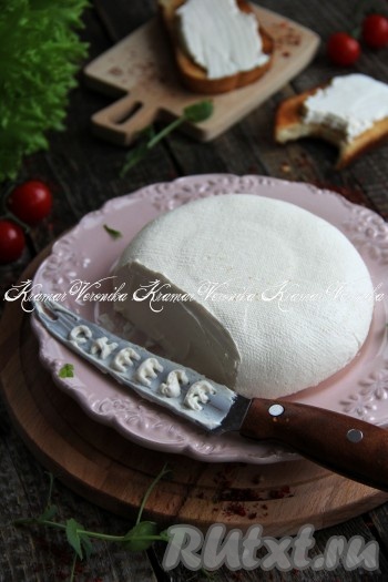 Переложить сыр в керамическую (или пластиковую) тару с крышкой. Посмотрите, какой красивый и нежный получился творожный сыр, приготовленный из ряженки, кефира и сметаны. Он нежно-кремового цвета, мягкий и пластичный. Хранить его можно в холодильнике в течение 5 суток.