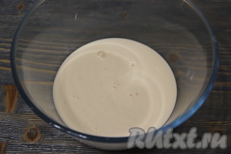 Ряженку влить в глубокую миску.