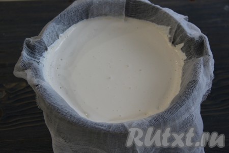 Оставить миску с будущим сыром на столе на пару часов, лишняя жидкость стечёт.