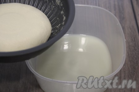 Вот столько жидкости выделилось в процессе формирования сыра. Творожный сыр стал плотным.