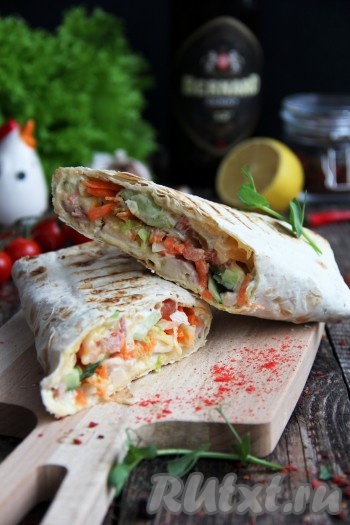 Посмотрите, какой аппетитной, сочной получается шаурма с копчёной курицей, приготовленная в лаваше в домашних условиях.