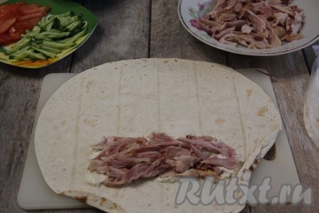 Выложить 50 грамм куриного филе.