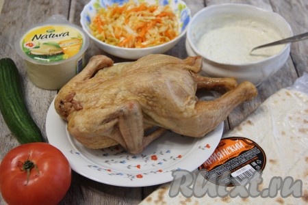 Подготовить продукты. Капусту тонко нашинковать, подсолить и помять руками. Морковку очистить, натереть на тёрке. Смешать морковку и капусту, посолить по вкусу и капустный салат готов. Для приготовления соуса для шаурмы соединить сметану, майонез и пропущенный через пресс чеснок, перемешать, добавить натёртый на мелкой тёрке маринованный огурец, всыпать хмели-сунели и хорошо перемешать. Копчёную курочку (можно использовать мякоть с грудки или мясо с бёдер) отделить от костей, нам понадобится 150 грамм куриного мяса.