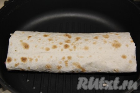 Сухую сковороду (у меня гриль) хорошо разогреть и выложить шаурму.