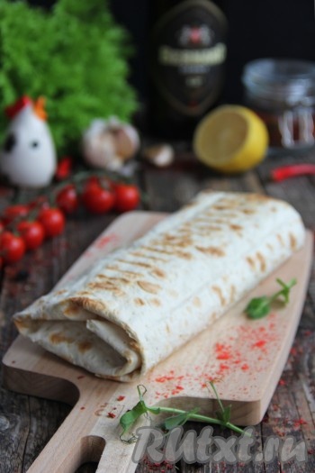 Подать тёплую шаурму к столу.