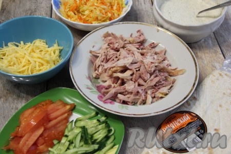 Сыр натереть на тёрке. Помыть свежие огурец и помидор. Огурец нарезать на брусочки, помидор - на длинные полоски.