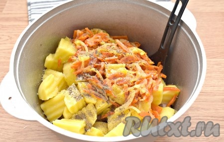 Содержимое казана солим по вкусу и перчим, по желанию, добавляем приправу для свинины.