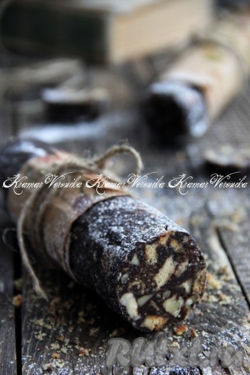 Сладкую, очень вкусную колбасу, сформированную из печенья и шоколада, нарезать на кусочки и подать к чаю. Посмотрите, какой красивый срез у шоколадной колбаски, приготовленной по этому достаточно простому рецепту!