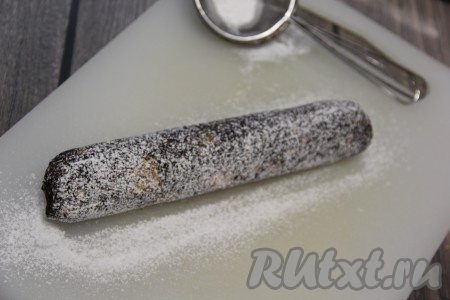 По прошествии времени готовые колбаски освободить от фольги и плёнки. Сверху присыпать сахарной пудрой.