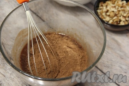 Всыпать какао и ещё раз массу перемешать.