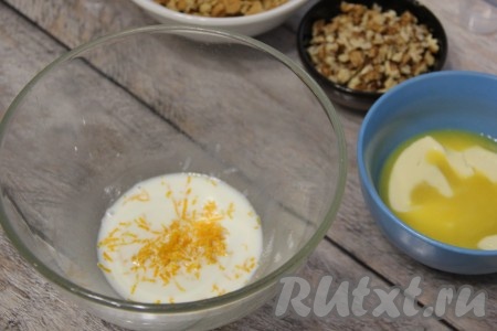 В миску влить горячее молоко, добавить цедру, перемешать. Сливочное масло и шоколад растопить до жидкого состояния (я растопила в микроволновке).