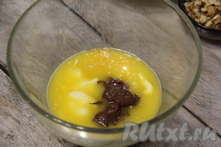 Добавить к горячему молоку растопленный шоколад и растопленное масло, перемешать венчиком. 