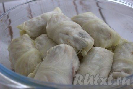 Далее на капустные листья выложить подготовленные голубцы.