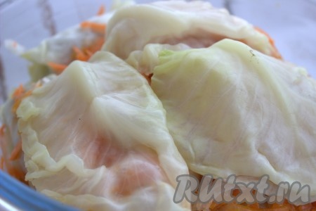 Накрыть голубцы сверху отваренными листьями капусты. Накрыть форму крышкой. Если нет крышки, тогда можно использовать фольгу, проткнув её в нескольких местах. Поставить голубцы в заранее разогретую до 180 градусов духовку на 35-40 минут.