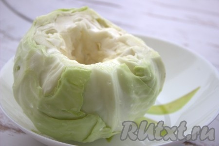 Капусту вымыть, очистить от порченых листьев и аккуратно вырезать кочерыжку.