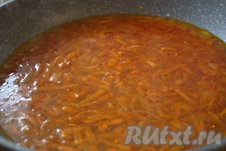 К обжаренным овощам в сковороду добавить 2-3 столовые ложки томатной пасты. Влить 200 мл воды и хорошо перемешать, слегка подсолить, довести получившийся томатный соус до кипения.