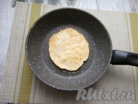 Жарить лепёшку на среднем огне пару минут (до подрумянивания), затем перевернуть и жарить ещё 1-1,5 минуты.