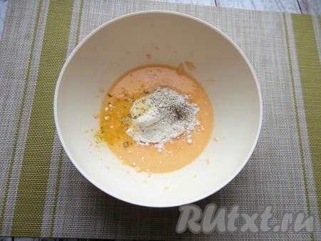 Всыпать муку, поперчить, добавить соль и любую приправу по вкусу.