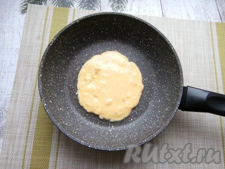 Хорошо перемешать, чтобы получилось тесто чуть гуще, чем на блины. Сковороду немного смазать растительным (или сливочным) маслом, хорошо прогреть. Влить в центр сковороды 2-3 столовые ложки теста, разровнять его, чтобы получилась лепёшка.