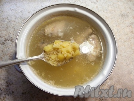 В кастрюлю с закипевшим бульоном (или водой, если готовить постное блюдо) выложить кубики картофеля, после закипания проварить минут 10 на небольшом огне. Затем добавить промытый булгур и варить на небольшом огне 10-15 минут.