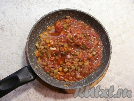Обжаривать, помешивая, на небольшом огне около 3-4 минут. Затем добавить в сковороду томатную пасту и густой томат (или томатный сок), сахар, немного соли. Ещё раз перемешать содержимое сковороды и протушить на медленном огне, иногда перемешивая, около 5-6 минут.