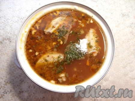 После того как булгур проварится минут 10-15, выложить в суп овощную зажарку из сковороды, добавить приправу, специи, лавровый лист и измельчённый укроп, перемешать, довести до кипения, а после этого проварить рассольник минут 5-7 и выключить огонь.