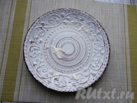 Плоскую большую тарелку, подходящую для приготовления в микроволновке, хорошо смазать одной чайной ложкой сливочного масла.